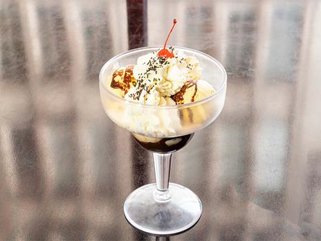 SMARTBOX - Gusto rock dall’antipasto al dolce: 1 pranzo o 1 cena in un Hard Rock Cafe a scelta - Cofanetto regalo - 3