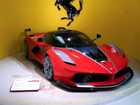 SMARTBOX - A Maranello con la famiglia: ingresso al Museo Ferrari per 2 adulti e 2 ragazzi - Cofanetto regalo - 2
