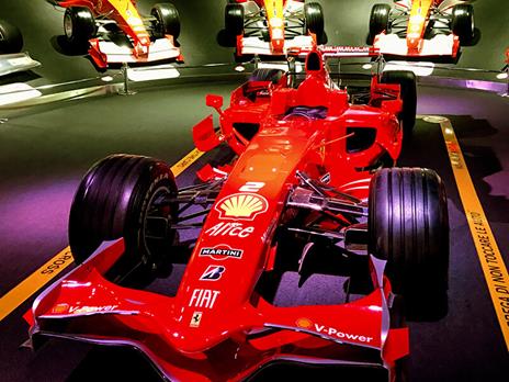 SMARTBOX - Passioni ed emozioni a Maranello: ingresso al Museo Ferrari per 2 adulti e 1 ragazzo - Cofanetto regalo - 2