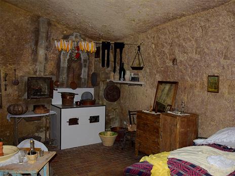 SMARTBOX - In TukTuk per Matera: 1 tour della città con visita alla Casa Grotta e 1 notte in camera - Cofanetto regalo - 2