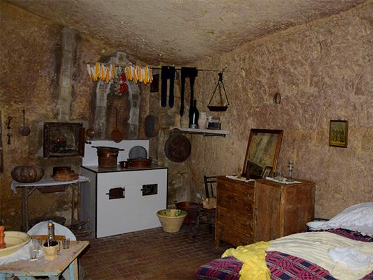 SMARTBOX - In TukTuk per Matera: 1 tour della città con visita alla Casa Grotta e 1 notte in camera - Cofanetto regalo - 2