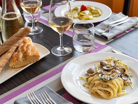 SMARTBOX - Gusto e relax a Salsomaggiore Terme: 2 notti con cena, Spa e degustazione Parmigiano Reggiano - Cofanetto regalo - 2