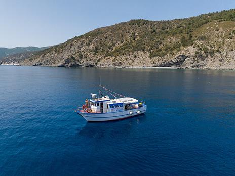 SMARTBOX - Battuta di pesca in famiglia: una giornata all’Isola d’Elba con pranzo in barca - Cofanetto regalo - 2