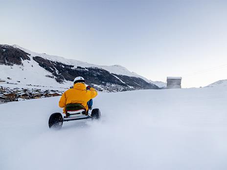 SMARTBOX - Divertimento sulla neve a Livigno: 3 corse in Snowkart per 4 persone - Cofanetto regalo - 2
