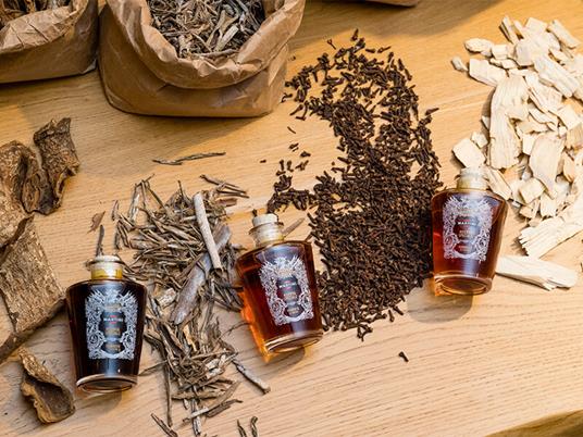 SMARTBOX - Privilege Tour a Casa Martini: visita guidata al museo e degustazione di 3 prodotti per 2 - Cofanetto regalo - 3