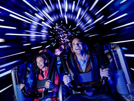 SMARTBOX - Divertimento e Magia in famiglia: biglietto data a scelta 1 giorno per 2 Parchi Disney® per 2 adulti e 1 bambino - Cofanetto regalo - 2