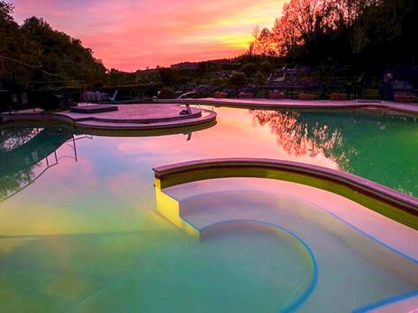 SMARTBOX - Magici momenti di relax e gusto in Toscana: 2 notti con pausa benessere e cena - Cofanetto regalo - 2