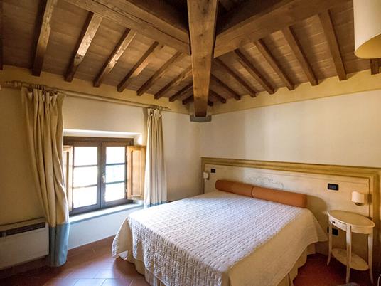 SMARTBOX - Magici momenti di relax e gusto in Toscana: 2 notti con pausa benessere e cena - Cofanetto regalo - 4