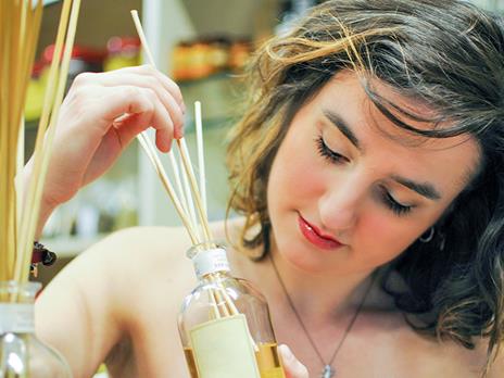 SMARTBOX - Workshop di profumeria presso lAntica Erboristeria San Simone con profumo personalizzato - Cofanetto regalo - 7