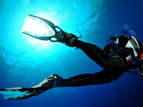 SMARTBOX - Emozioni in mare: 1 lezione di immersione subacquea per te - Cofanetto regalo - 7