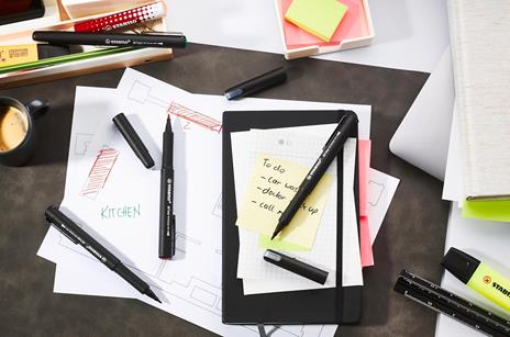 Fineliner Premium - STABILO dr!ver - Tratto Medio (0,8 mm) - Astuccio da 4 - Verde, Rosso, Blu, Nero - 6