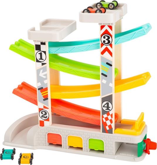 Pista con parcheggio e garage