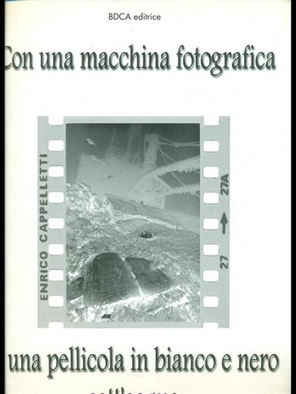 Con una macchina fotografica e una pellicola in bianco e nero sott'acqua - Enrico Cappelletti - copertina