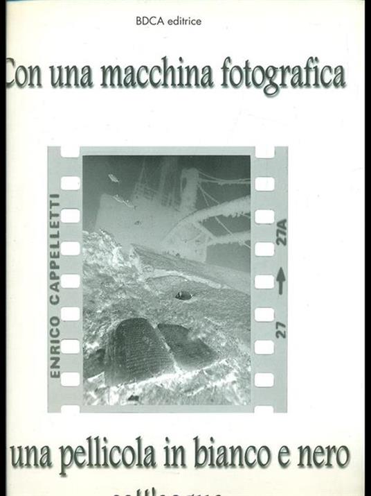 Con una macchina fotografica e una pellicola in bianco e nero sott'acqua - Enrico Cappelletti - copertina