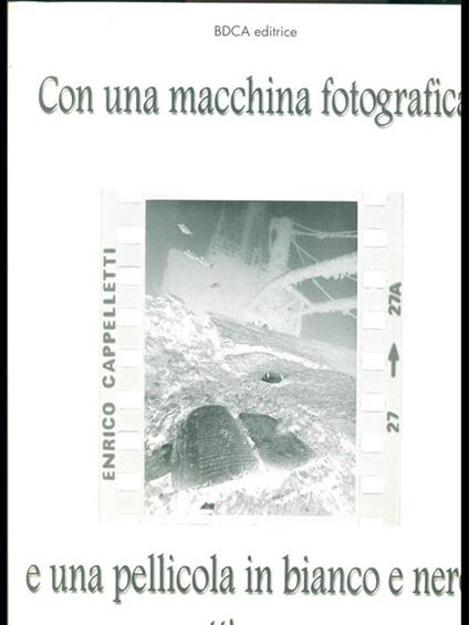 Con una macchina fotografica e una pellicola in bianco e nero sott'acqua - Enrico Cappelletti - copertina