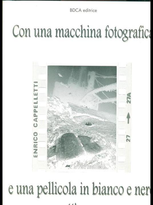 Con una macchina fotografica e una pellicola in bianco e nero sott'acqua - Enrico Cappelletti - copertina