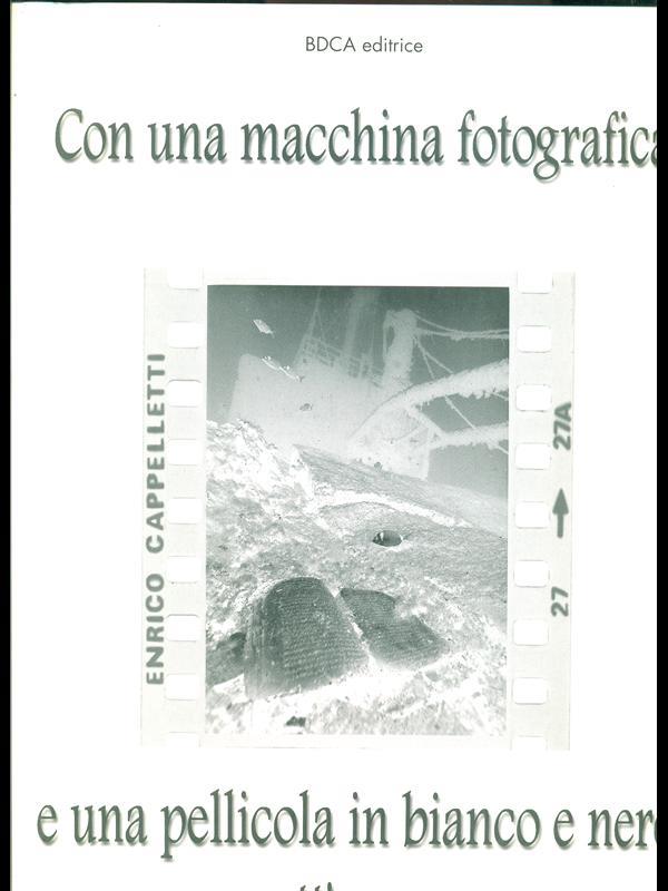 Con una macchina fotografica e una pellicola in bianco e nero sott'acqua