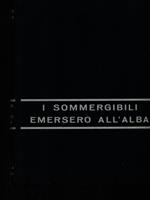 I sommergibili emersero all'alba