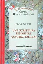 Una scrittura femminile azzurro pallido