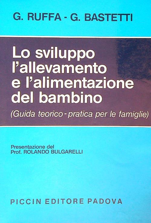 Lo sviluppo l'allevamento e l'alimentazione del bambino