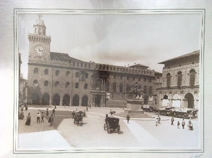 Fotografia ''Palazzo comunale in Piazza Maggiorè' - copertina
