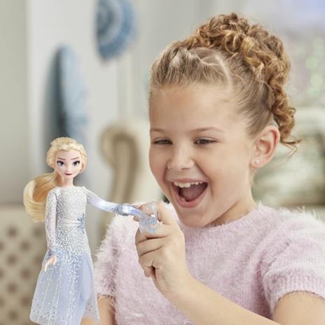 Frozen 2. Elsa Potere di Ghiaccio (Fashion Doll con luci e suoni ispirata al film Disney Frozen 2) - 5