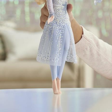 Frozen 2. Elsa Potere di Ghiaccio (Fashion Doll con luci e suoni ispirata al film Disney Frozen 2) - 6