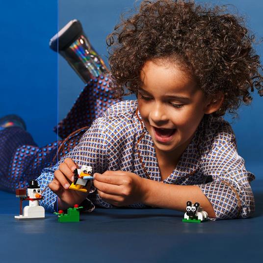 LEGO Classic 11012 Mattoncini Bianchi Creativi, Set di Costruzioni per Bambini 4+ Anni con Pupazzo di Neve, Pecora e Gabbiano - 2