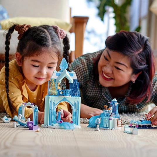 LEGO Disney Princess 43194 Il paese delle Meraviglie Ghiacciato di Anna ed Elsa, Castello di Frozen con 6 Mini Bamboline - 2