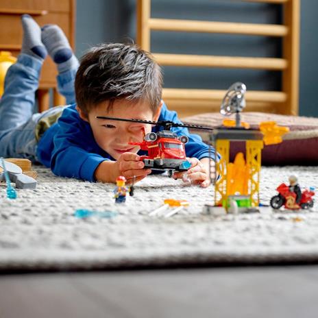 LEGO City 60281 Elicottero Antincendio con Motocicletta e Minifigure Pompiere e Pilota - 2