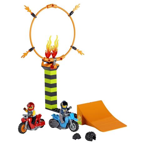 LEGO City 60299 Stuntz Competizione Acrobatica, Set con 2 Moto Giocattolo, Cerchio di Fuoco e Minifigure di Duke DeTain - 7