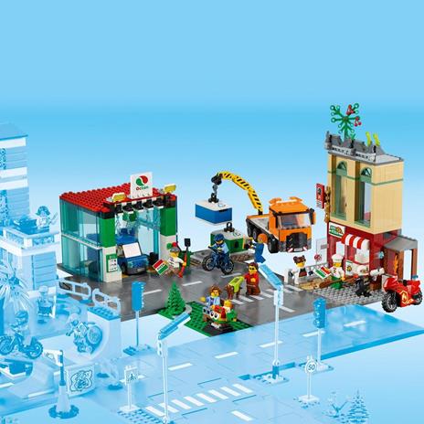 LEGO City 60292 Centro Città con Autolavaggio, Moto, Bici e Camion Giocattolo, Piattaforme Stradali e 8 Minifigure - 7
