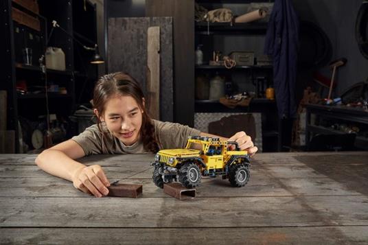 LEGO Technic 42122 Jeep Wrangler 4x4, Macchina Giocattolo, Set da Costruzione SUV Fuoristrada, Idea Regalo per Bambini - 11