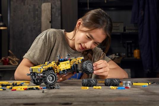LEGO Technic 42122 Jeep Wrangler 4x4, Macchina Giocattolo, Set da Costruzione SUV Fuoristrada, Idea Regalo per Bambini - 10