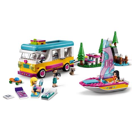 LEGO Friends 41681 Camper Van nel Bosco con Barca a Vela, Playset Giocattolo con Mini Bamboline di Stephanie, Emma ed Ethan - 3