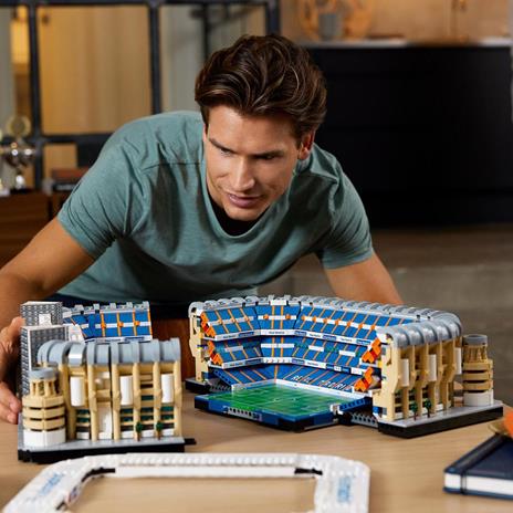 LEGO 10299 Stadio del Real Madrid – Santiago Bernabéu, Set da Collezione per Adulti, Campo da Calcio, Decorazione per la Casa - 3