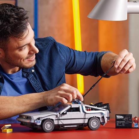 LEGO Icons 10300 Macchina del Tempo Ritorno al Futuro, Set Modellino Delorean da Costruire, Minifigure di Doc e Marty McFly - 3