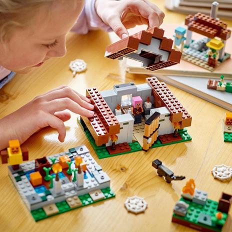 LEGO Minecraft 21190 Il Villaggio Abbandonato, Set di Costruzioni, Accampamento per Cacciatore di Zombie con Accessori - 2