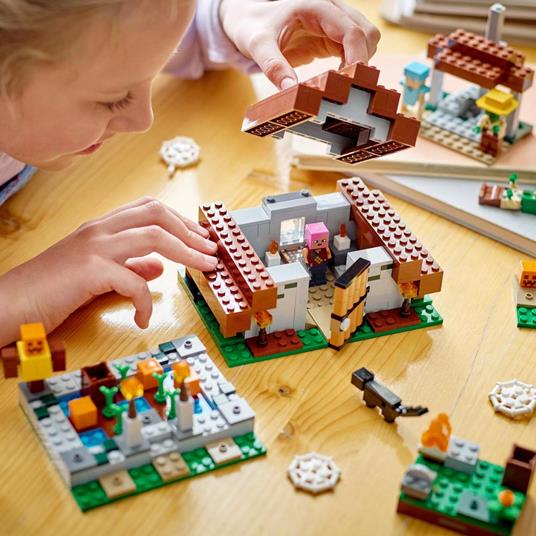 LEGO Minecraft 21190 Il Villaggio Abbandonato, Set di Costruzioni, Accampamento per Cacciatore di Zombie con Accessori - 2
