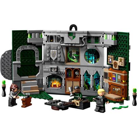 LEGO Harry Potter 76410 Stendardo della Casa Serpeverde da Parete, Sala Comune Castello di Hogwarts, Giocattolo da Collezione - 7