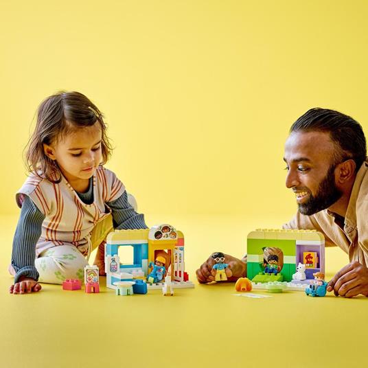 LEGO DUPLO 10992 Divertimento allAsilo Nido, Gioco Educativo per Bambini dai 2 Anni con Mattoncini, Costruzioni e 4 Figure - 2