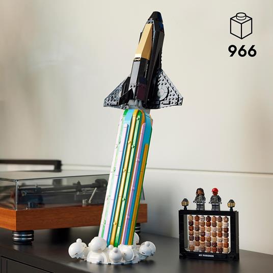 LEGO Icons 10391 Sulla Luna con Pharrell Williams, Kit Modellismo Adulti con Space Shuttle, Regalo Uomo o Donna da Collezione - 2