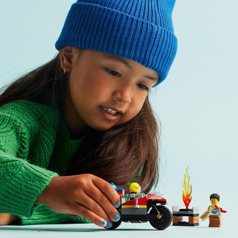 LEGO City 60410 Motocicletta dei Pompieri da Soccorso Giochi per Bambini 4+ Anni con Moto Giocattolo 2 Minifigure Estintore - 2