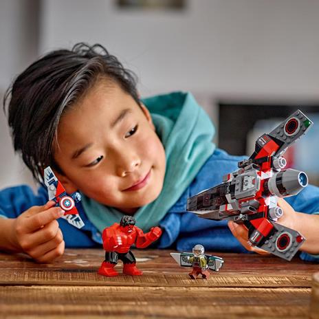 LEGO Marvel 76292 Battaglia Captain America vs. Hulk Rosso con Aereo Giocattolo e Minifigure dei Supereroi, Giochi Bambini 8+ - 5