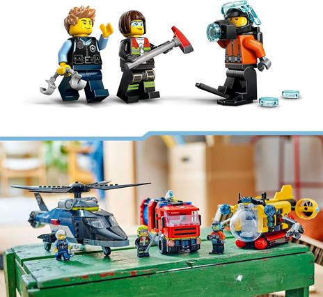LEGO City 60462 3in1 Elicottero, Autopompa e Sottomarino - Giocattolo Combinabile con 3 Minifigure, Giochi per Bambini 7+ - 5