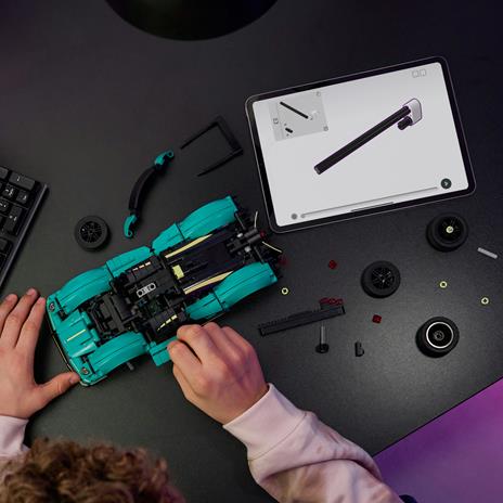LEGO Technic Aston Martin Valkyrie - 11