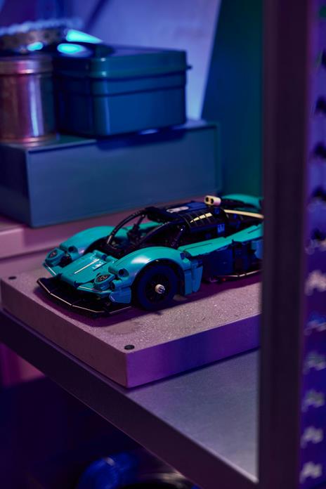 LEGO Technic Aston Martin Valkyrie - 8
