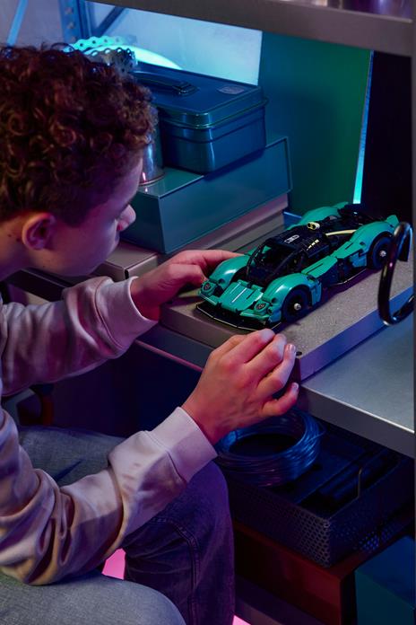 LEGO Technic Aston Martin Valkyrie - 10