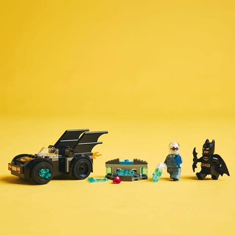 LEGO DC 76301 Batman e Batmobile Contro Mr. Freeze, Macchina Giocattolo del Supereroe con 2 Minifigure, Giochi per Bambini 4+ - 5
