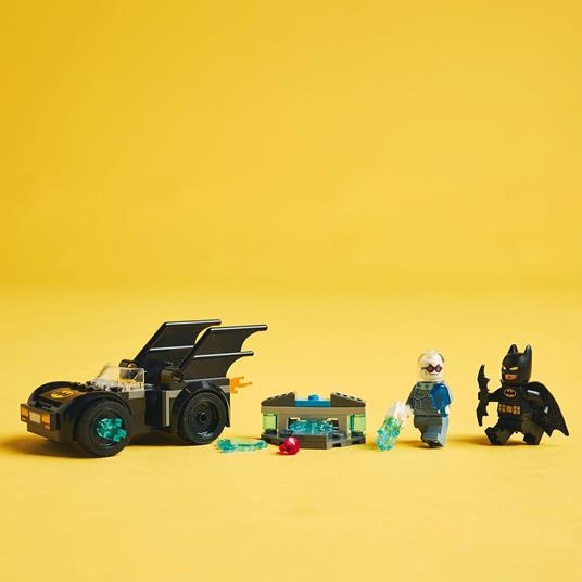 LEGO DC 76301 Batman e Batmobile Contro Mr. Freeze, Macchina Giocattolo del Supereroe con 2 Minifigure, Giochi per Bambini 4+ - 5